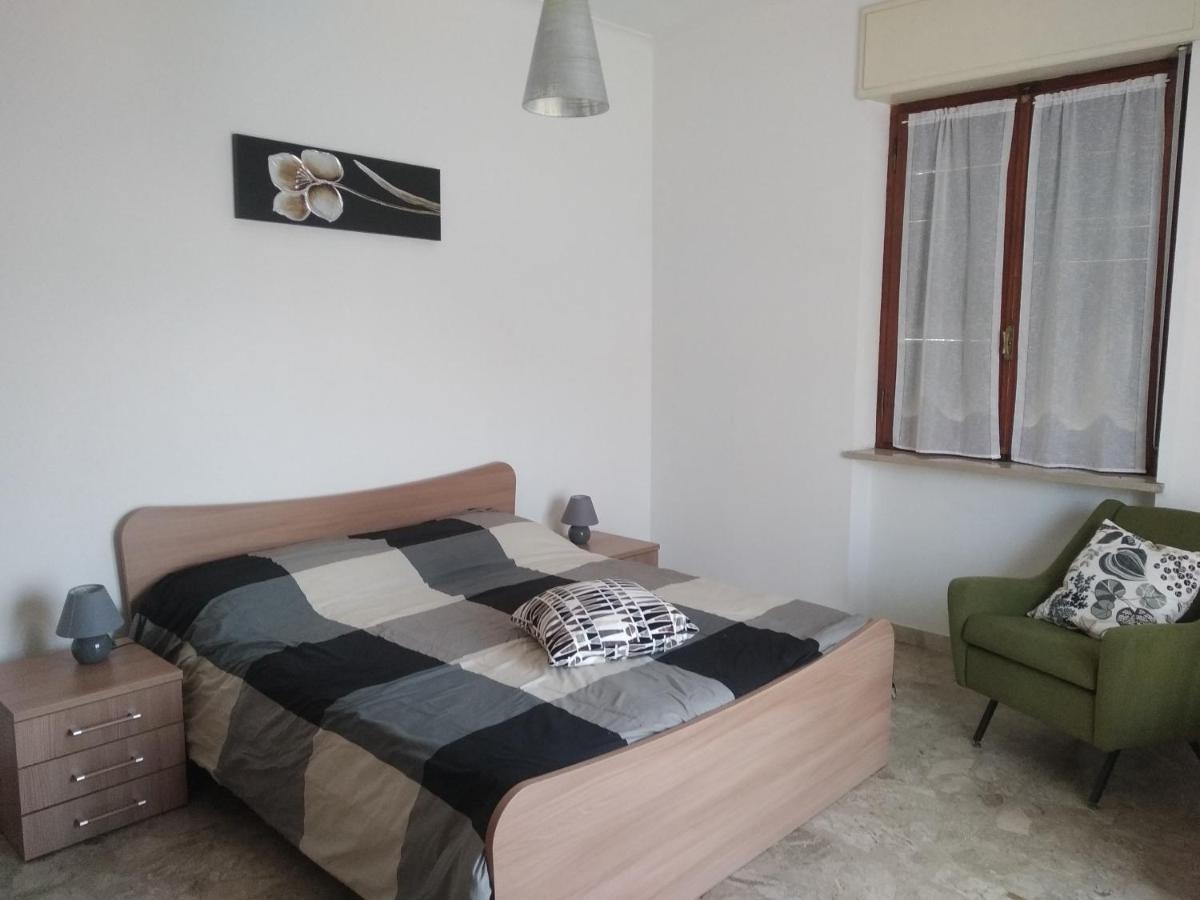 Casa Dusat In Accogliente Edificio Nel Centro Di Monforte Monforte dʼAlba المظهر الخارجي الصورة